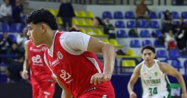 لاعبو الأهلي في فرحة عارمة مع الجماهير بعد انتصارهم على الاتحاد