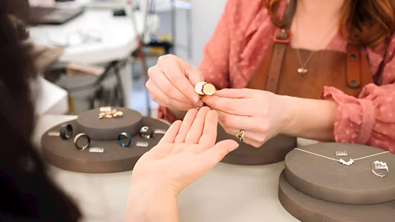 ما هي التطورات الأخيرة لسعر الذهب في مصر خلال التعاملات المسائية؟