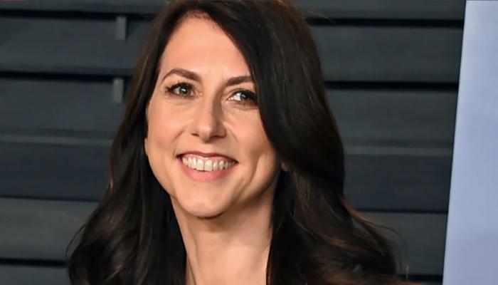 ماكنزي سكوت.. من اقتراض 1000 دولار لدعم رواد الإقراض الطلابي