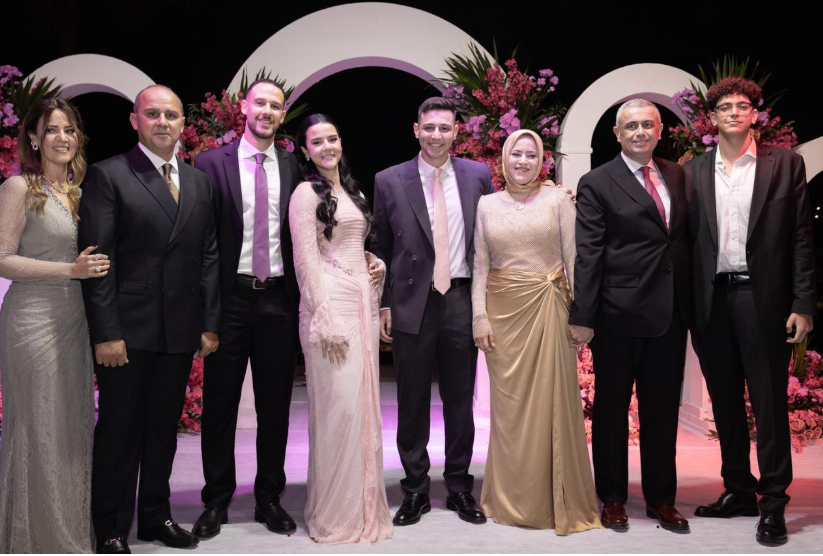 حضور عائلي في حفل الخطوبة