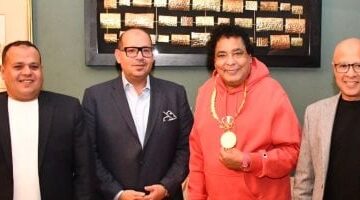 محمد منير سفير للجنة الأولمبية وياسر إدريس يهدي الكينج قلادة