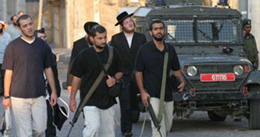 مستوطنون يهاجمون خلايل اللوز شرق بيت لحم ويصيبون 10 فلسطينيين بالرصاص