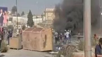 مستوطنون يهاجمون سيارات الفلسطينيين في بيتونيا بالضفة الغربية