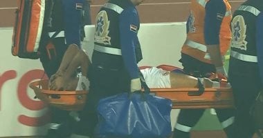 نبيل دونجا يغادر الملعب على نقالة الإسعافات بعد إصابته في مباراة زيسكو الزامبي