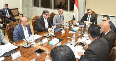 وزير الإسكان يكشف عن تقدم مشروعات المرافق والكهرباء في المدن الجديدة الصناعية