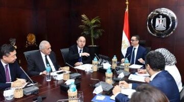 وزير الاستثمار يلتقي وفد شركة بروميتيون للإطارات لبحث مشروعاتها الاستثمارية