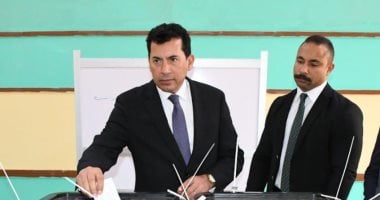 وزير الشباب والرياضة يشارك في انتخابات مجلس النواب بمدينة الشروق