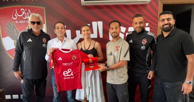 وليد سليمان يستقبل مدير معهد برشلونة في النادي الأهلي