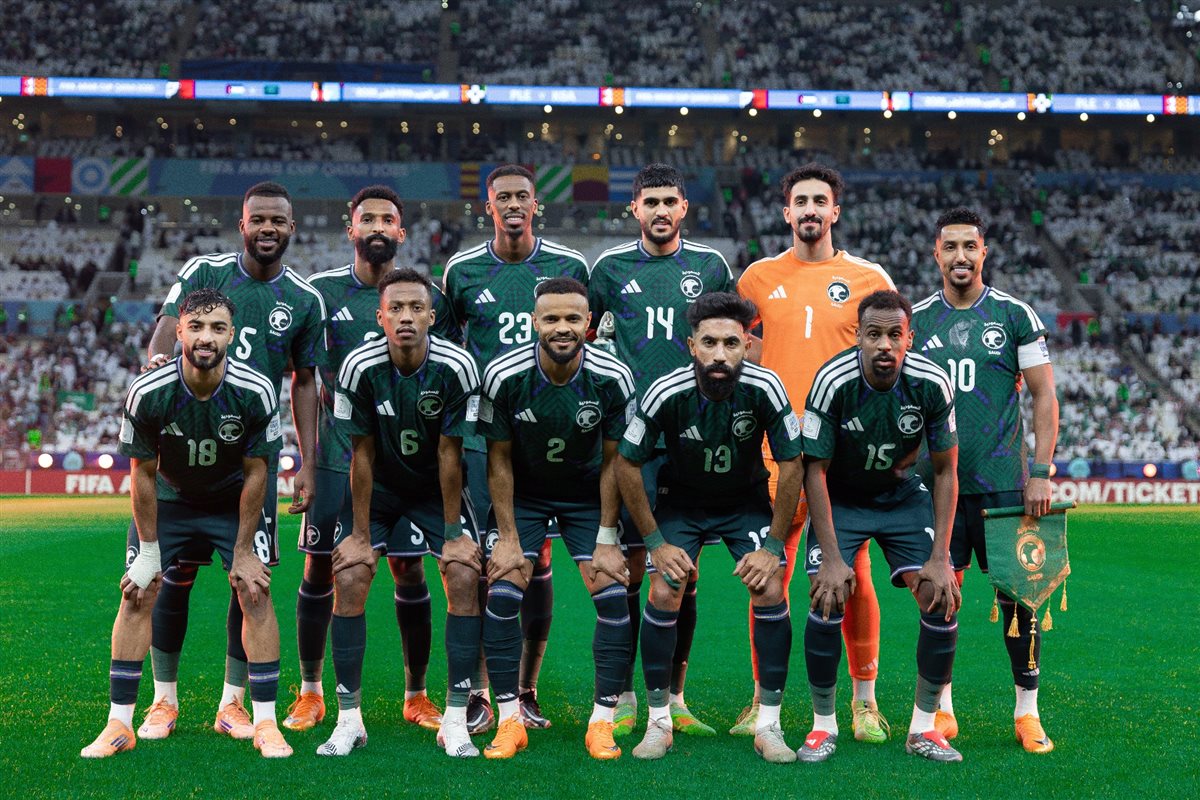 جميع القنوات الناقلة لمباراة السعودية والأردن اليوم في نصف نهائي كاس العرب 2025 وقائمة المعلقين