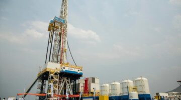 أسعار النفط ثابتة رغم القلق من المخاطر الجيوسياسية على الإمدادات