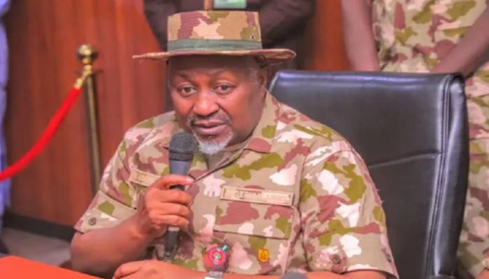 استقالة وزير الدفاع النيجيري بعد سلسلة من عمليات الاختطاف الجماعي