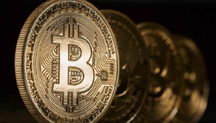 بيتكوين بتنزل تحت 90 ألف دولار.. موجة من الابتعاد عن المخاطرة