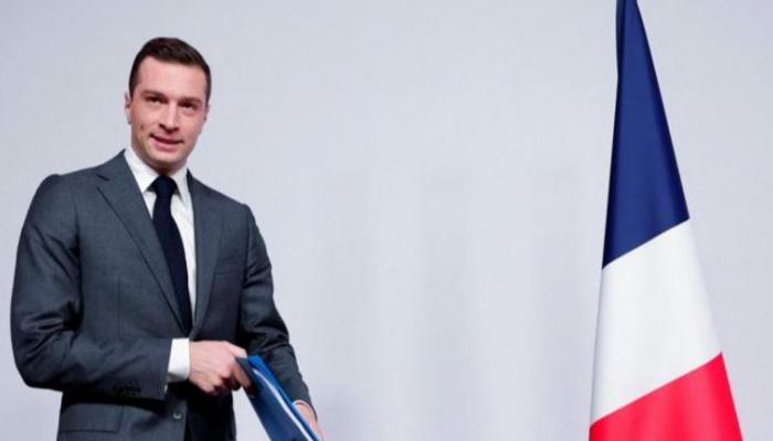 بيضة على رأس بارديلا.. هل هو حادث عابر ولا توتر بيزيد في فرنسا