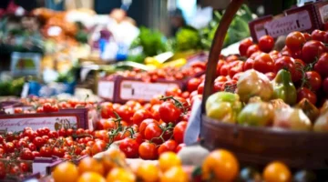 زيادة أسعار الطماطم والليمون والبصل اليوم الثلاثاء في سوق العبور.webp