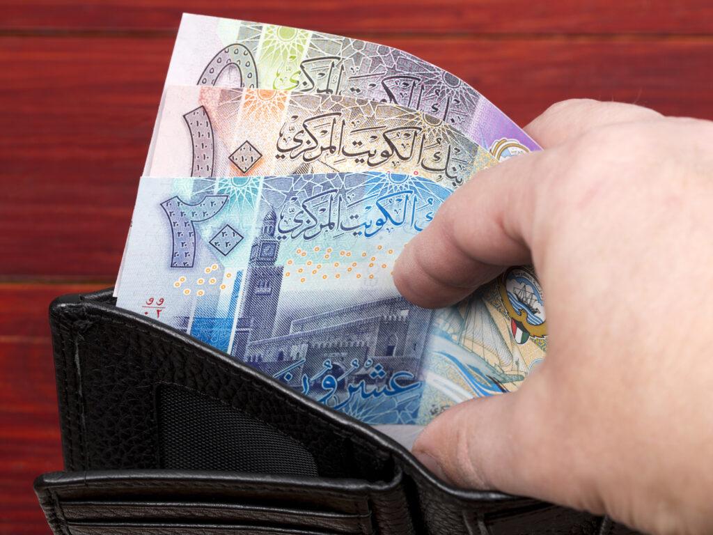 تراجع سعر الدينار الكويتي اليوم مقابل الجنية المصري في البنوك والسوق السوداء