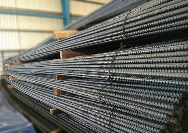 “السوق ولع” سعر طن الحديد اليوم حديد عز الثلاثاء 16 ديسمبر 2025 في سوق مواد البناء