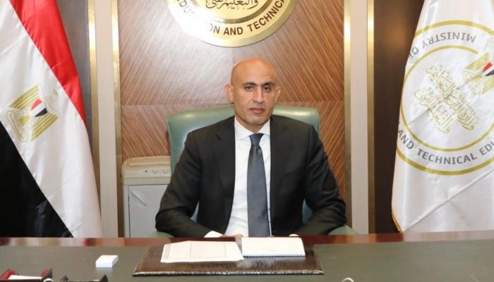 فصل معلم مصري بعد تقبيل طالب بطريقة غير مناسبة