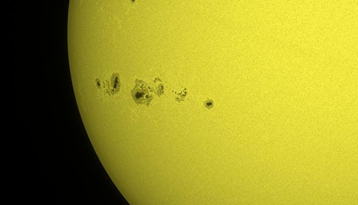 مركز الفلك الدولي يسجل بقع شمسية حجمها عشرة أضعاف الأرض