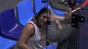 نور الشربيني وهنا رمضان يتبادلان ضحكًا طريفًا بسبب مشبك شعر