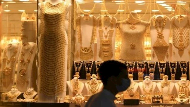 هل الوقت الحالي مناسب للاستثمار في الذهب؟ آراء الخبراء والتجار