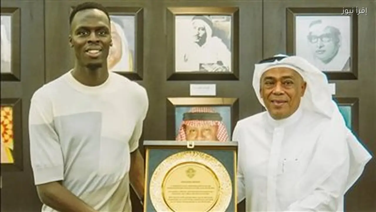الأهلي السعودي يكرم ميندي بدرع النادي لإنجازاته مع منتخب السنغال